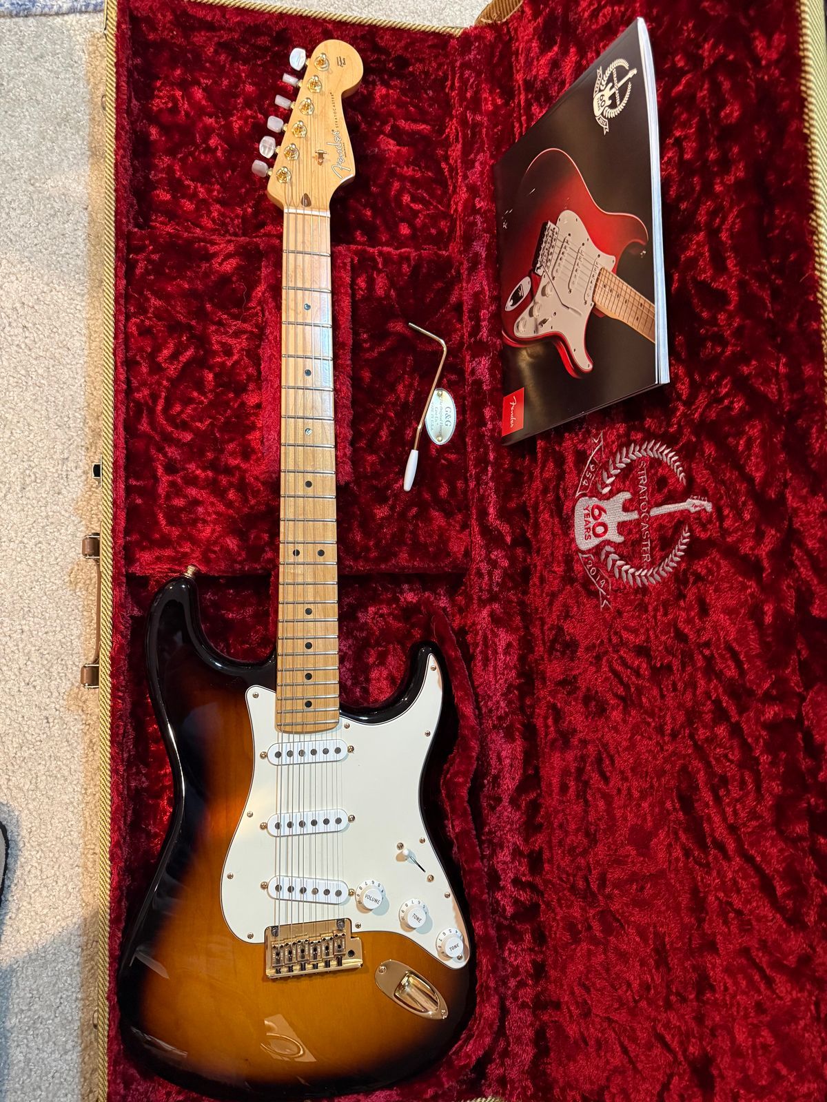 Fender 60th Anniversary Commemorative American Standard Stratocaster with Gold Hardware, Maple Fretboard 2014 - 2-Color Sunburst