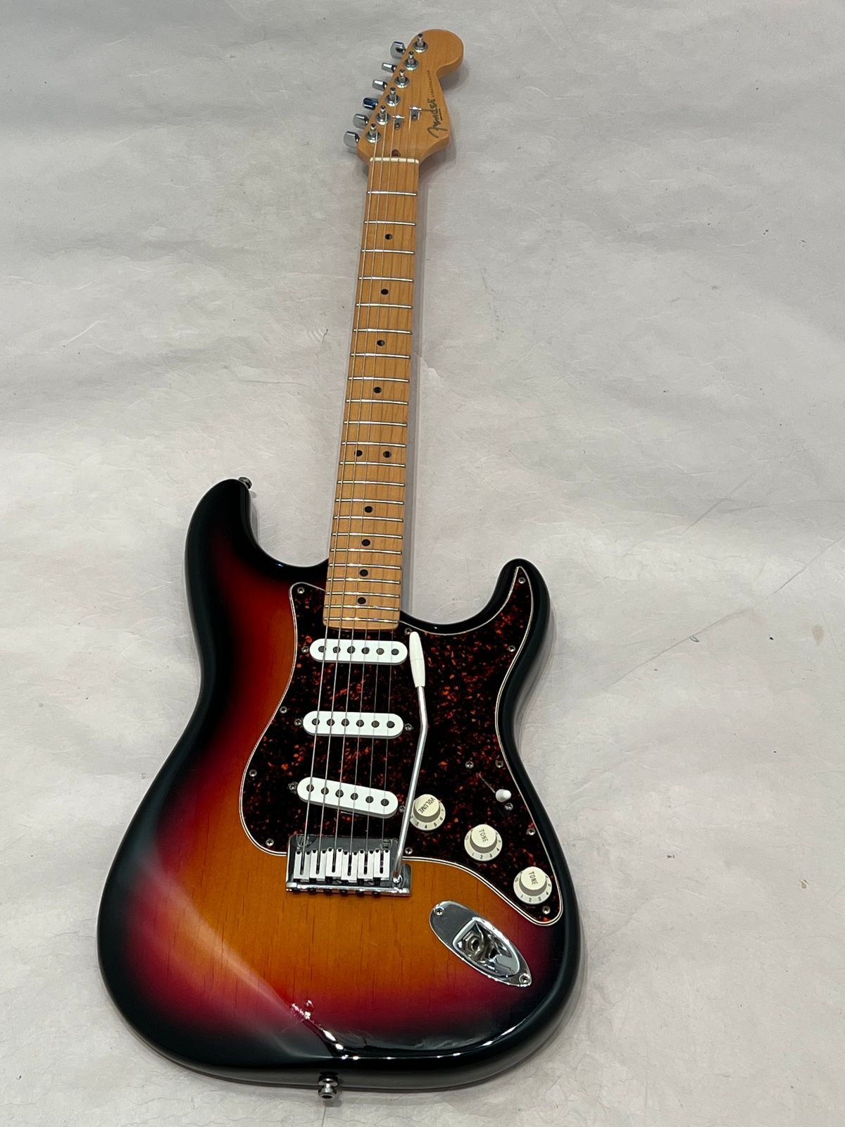Fender Roadhouse Stratocaster with Maple Fretboard 1997 3-Color Sunburst Made in the USA