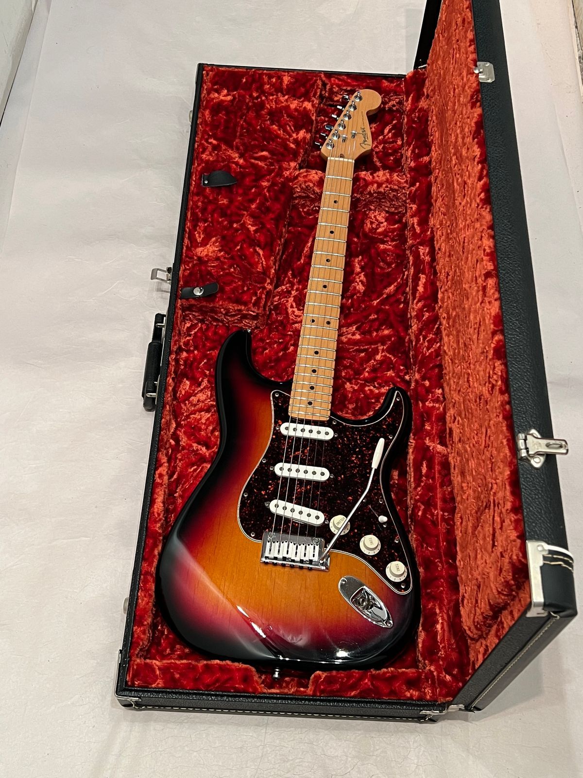Fender Roadhouse Stratocaster with Maple Fretboard 1997 3-Color Sunburst Made in the USA