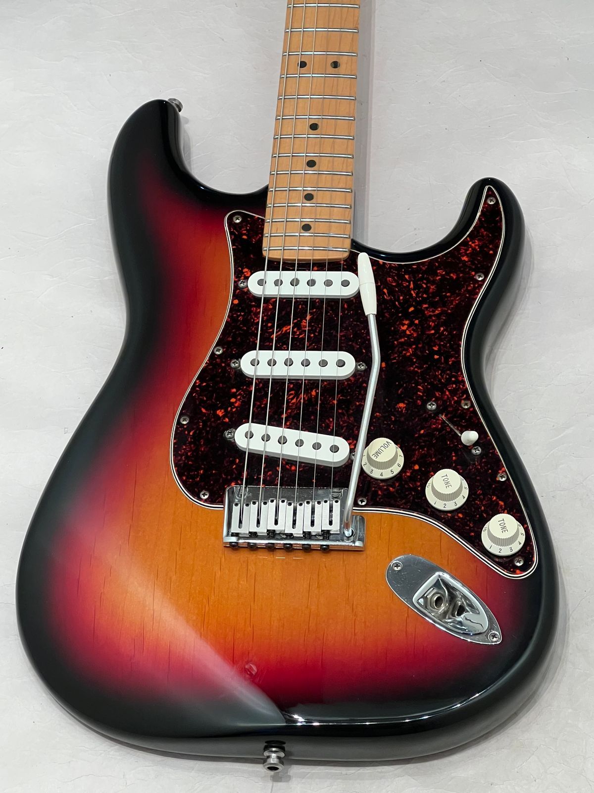 Fender Roadhouse Stratocaster with Maple Fretboard 1997 3-Color Sunburst Made in the USA