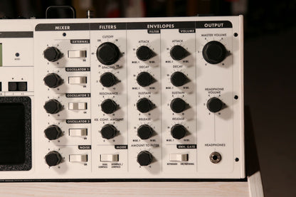 Moog Minimoog Voyager Performer Limited Edition Lunar Impact