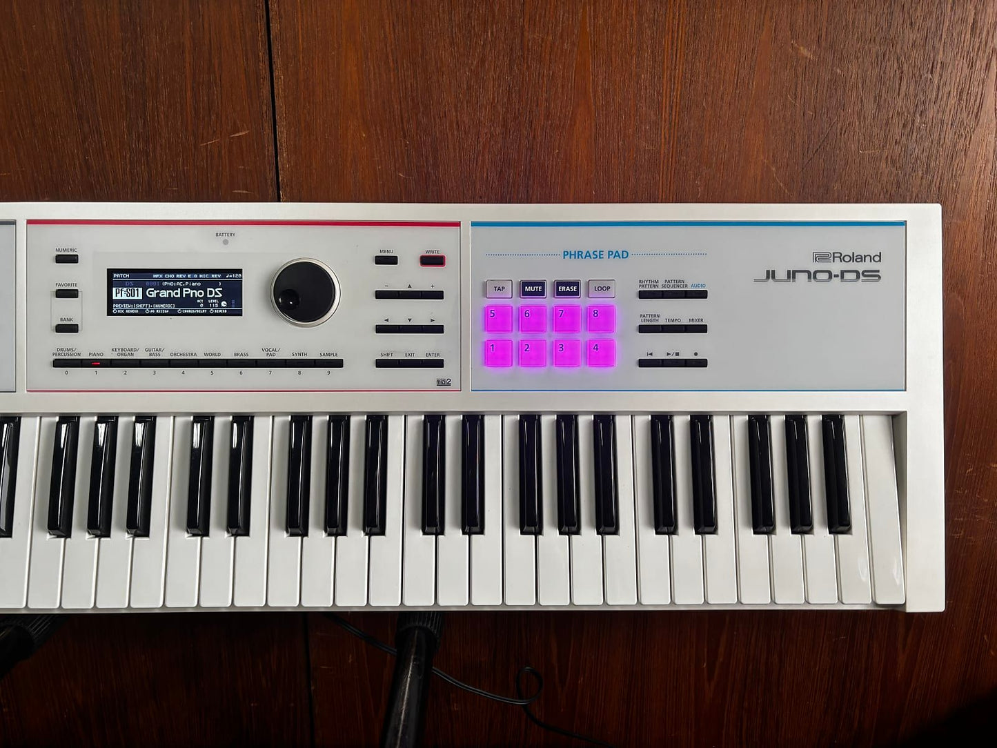 Roland JUNO-DS 61 61-key Synthesizer Special Edition White w/ gig bag juno-ds61w