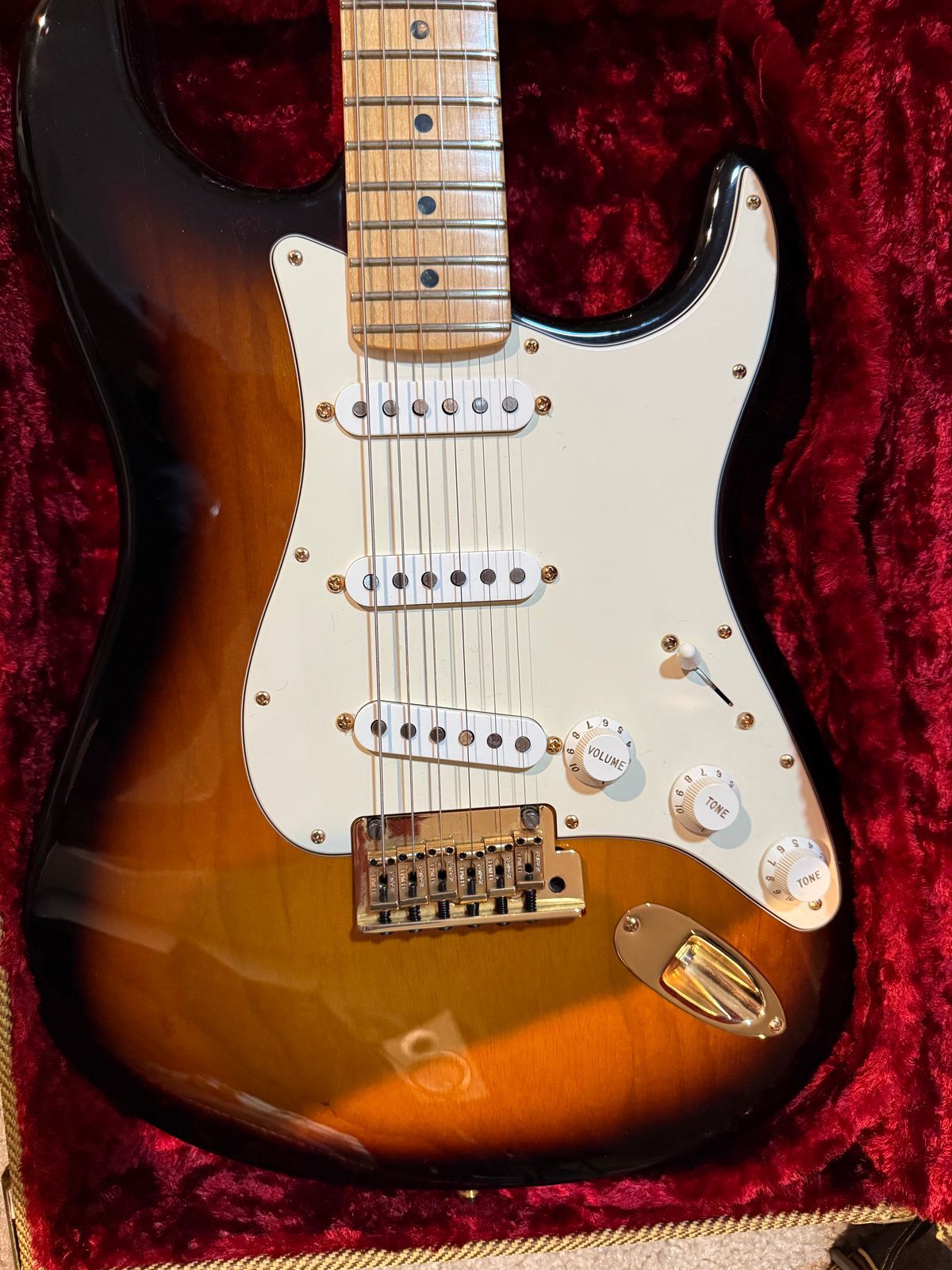 Fender 60th Anniversary Commemorative American Standard Stratocaster with Gold Hardware, Maple Fretboard 2014 - 2-Color Sunburst