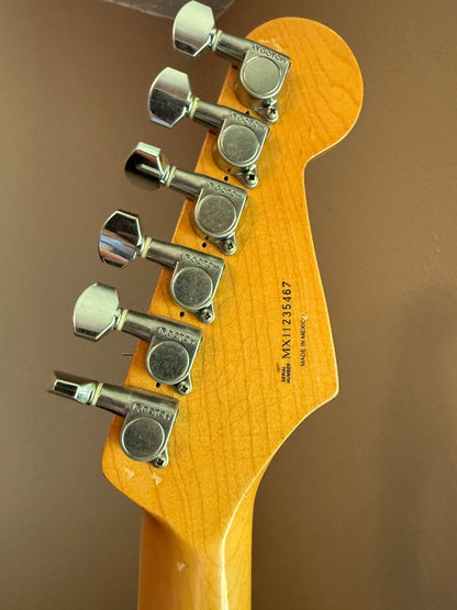 Fender Kurt Cobain Road Worn Jaguar Left-Handed 2012 - 2015 3-Color Sunburst