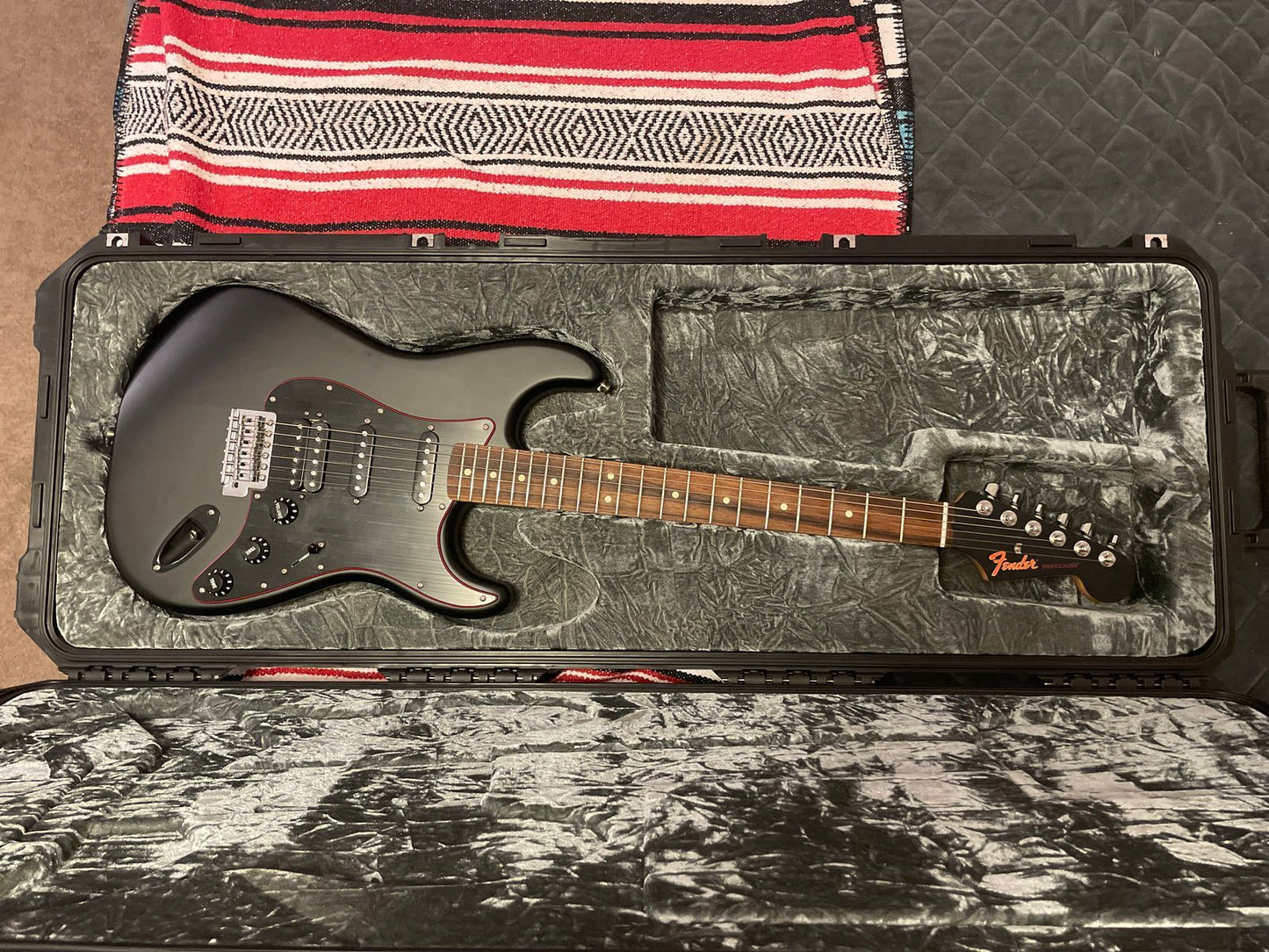 Fender Special Edition Noir Stratocaster HSS with Matching Headstock, Rosewood Fretboard 2017 - Satin Black